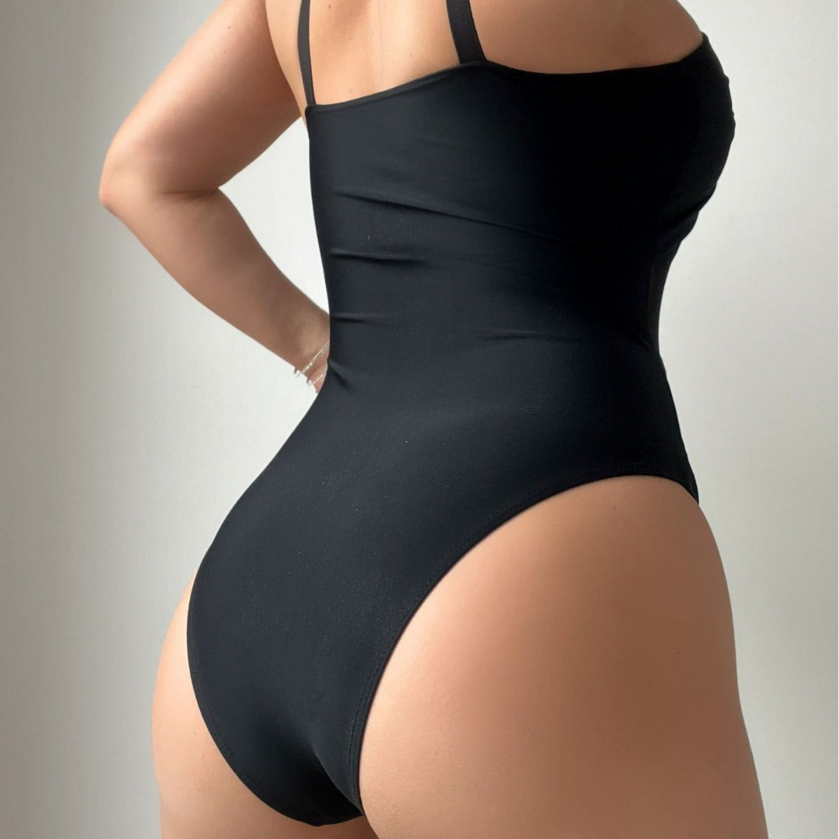 European and American new solid color irregular shoulder strap mesh stitching fashion one-piece swimsuit 2550